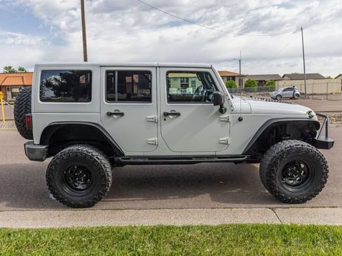 Used 2013 Jeep Wrangler Unlimited Sahara AWD/4WD image 4