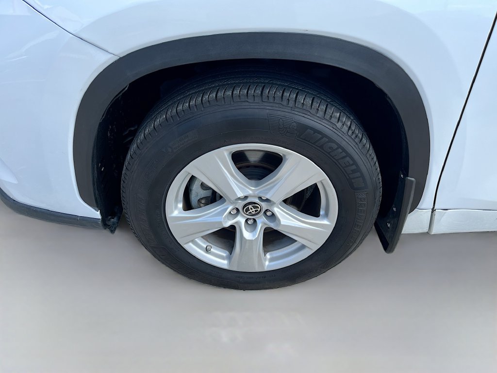 Used 2024 Toyota Highlander LE FWD image 33