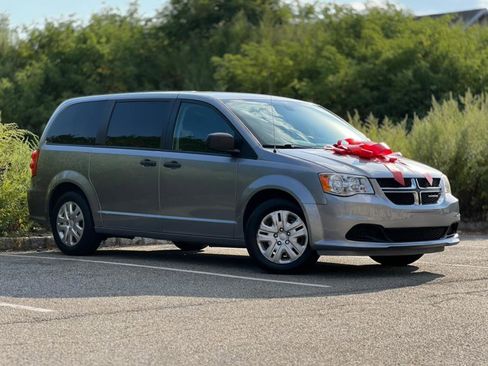 Used 2019 Dodge Grand Caravan SE image 1