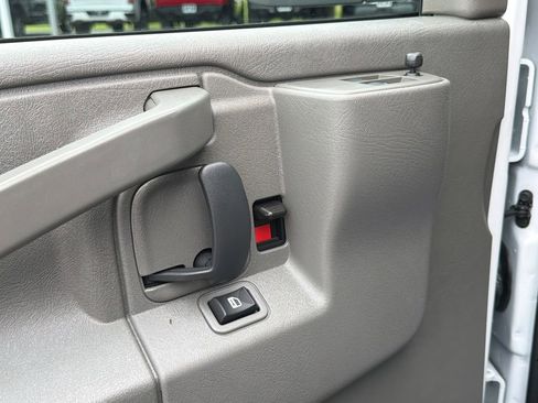 Used 2025 Chevrolet Express 3500 LT w/ LT Preferred Equipment Group RWD image 17