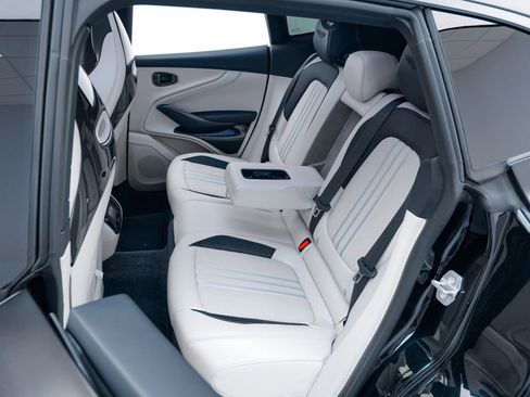 Used 2025 Aston Martin DBX 707 image 31