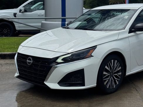 Used 2025 Nissan Altima 2.5 SV FWD image 2