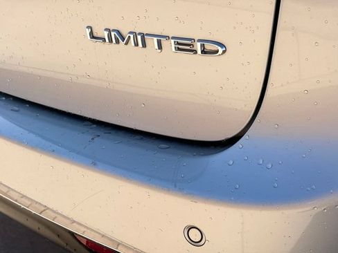 Used 2024 Chrysler Pacifica Limited FWD image 9