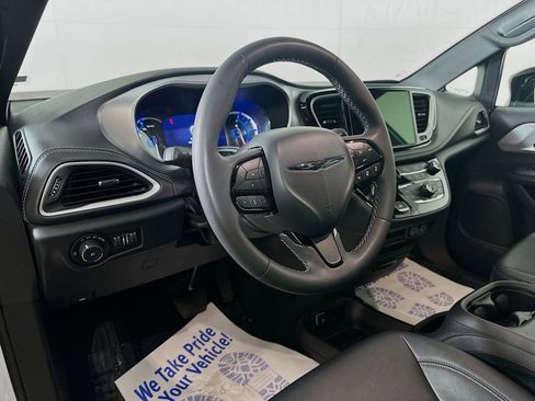 Used 2024 Chrysler Pacifica Limited image 9