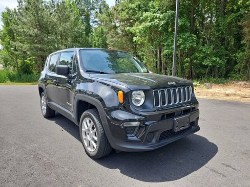 Used 2023 Jeep Renegade Latitude AWD/4WD image 3