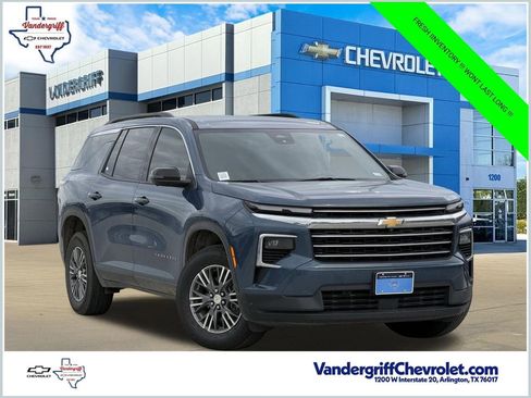 Certified 2024 Chevrolet Traverse LT FWD image 1