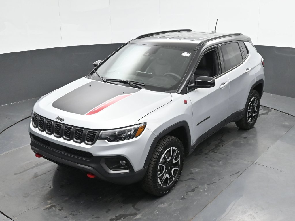 Used 2024 Jeep Compass Trailhawk AWD/4WD image 40