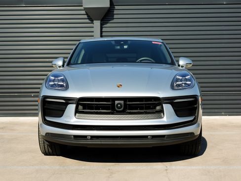 Certified 2025 Porsche Macan image 10