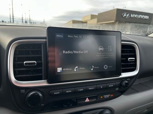 Used 2025 Hyundai Venue SEL image 18