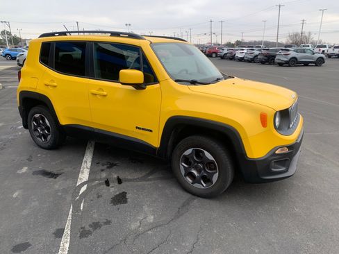 Used 2015 Jeep Renegade Latitude image 2
