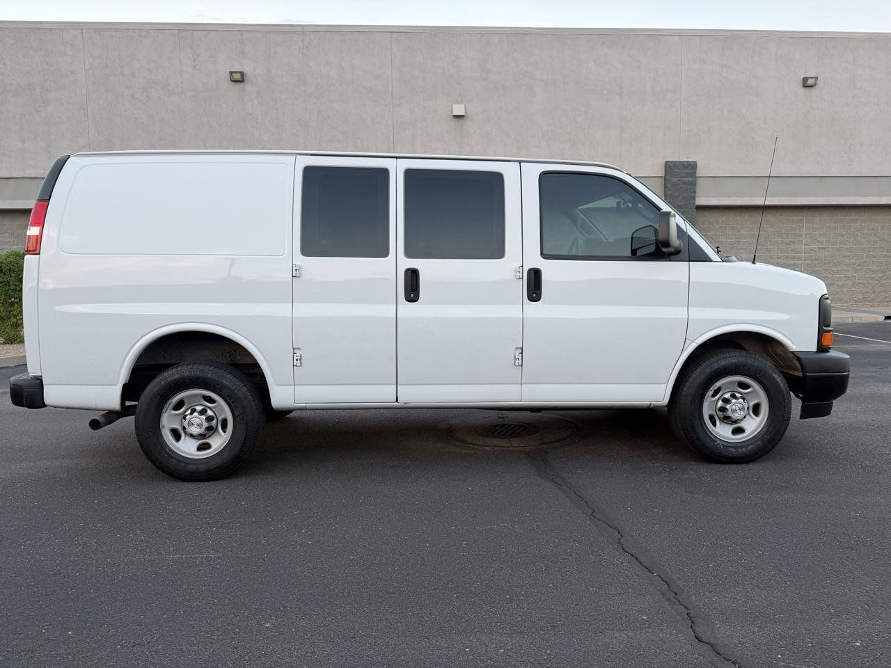 Used 2017 Chevrolet Express 2500 RWD image 2