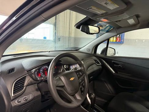 Used 2022 Chevrolet Trax LS image 7