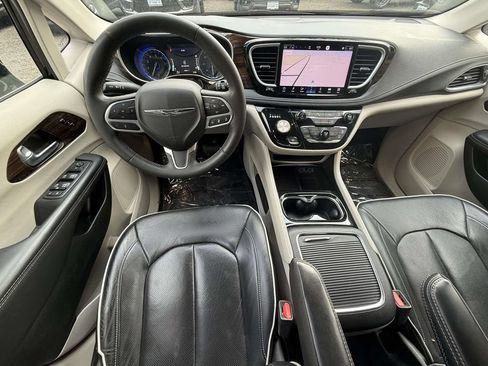 Used 2023 Chrysler Pacifica Limited FWD image 17