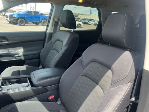 Used 2025 Nissan Pathfinder SV AWD/4WD image 37