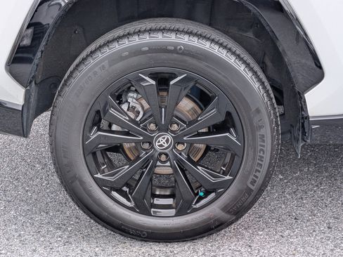 Used 2024 Toyota RAV4 SE w/ Convenience Package image 10