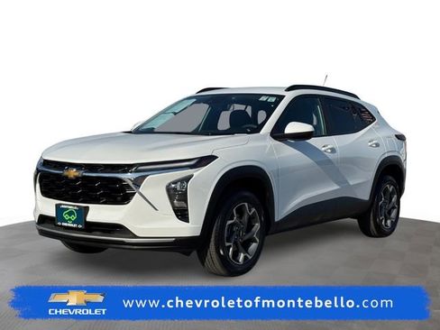 Certified 2025 Chevrolet Trax LT FWD image 1
