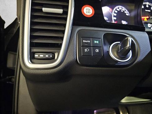 Used 2022 Porsche Cayenne S Platinum image 27