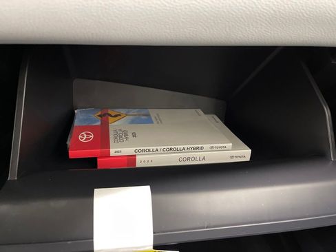 Certified 2025 Toyota Corolla SE image 25