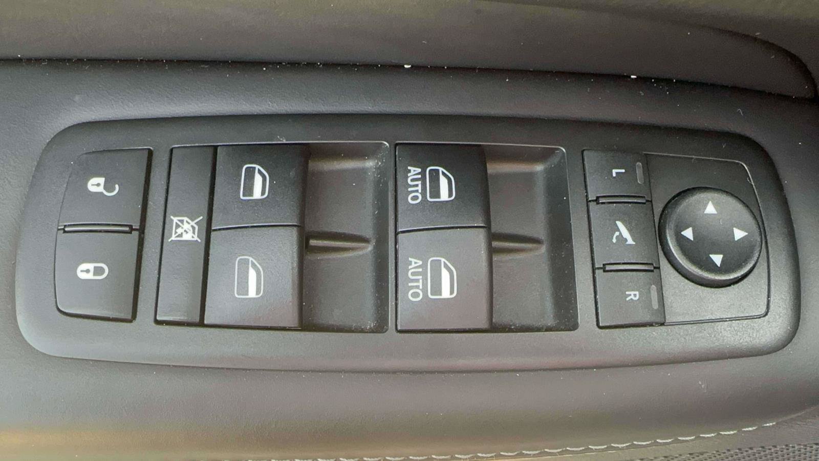 Used 2019 Jeep Grand Cherokee Overland AWD/4WD image 13