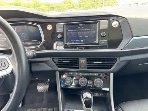 Used 2024 Volkswagen Jetta SE FWD image 19
