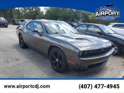 Used 2018 Dodge Challenger SXT RWD image 1