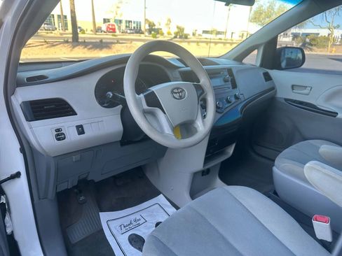 Used 2013 Toyota Sienna L image 9