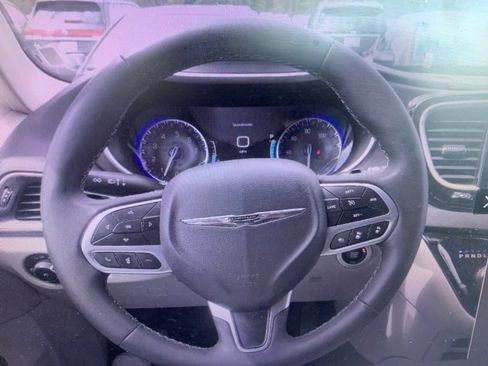 Used 2023 Chrysler Pacifica Touring-L FWD image 8