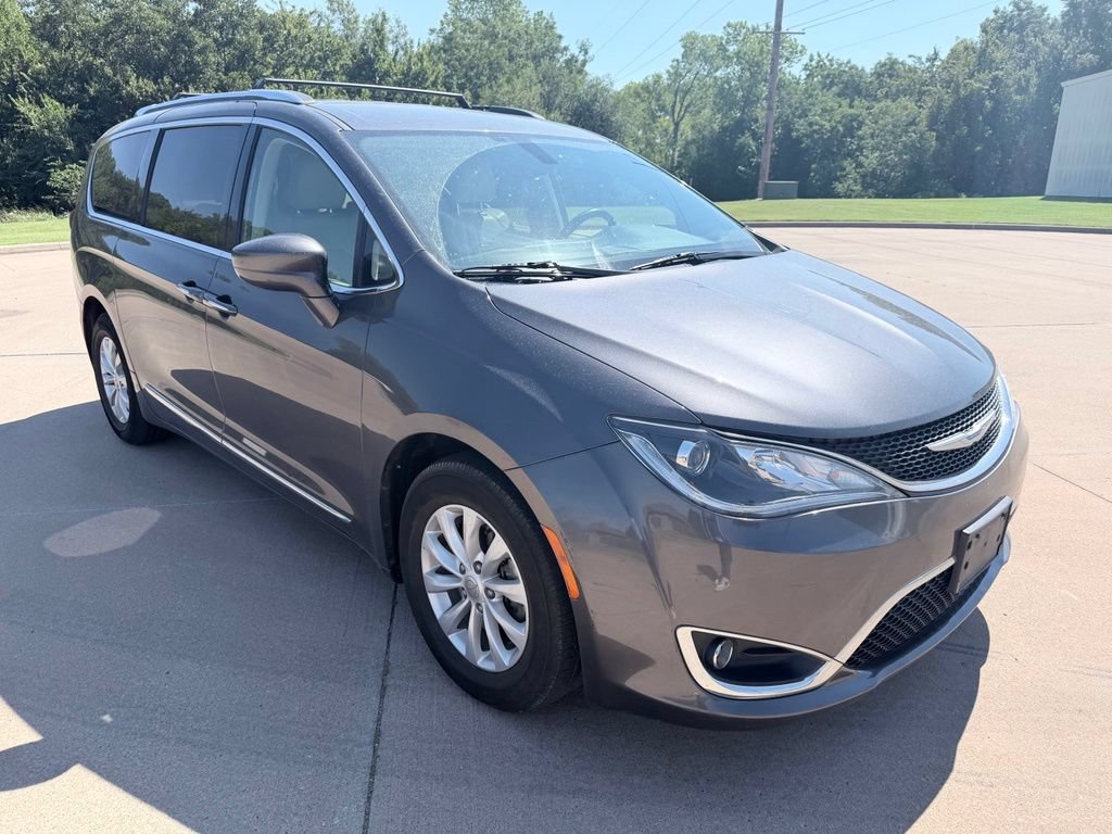 Used 2018 Chrysler Pacifica Touring-L Plus FWD image 4