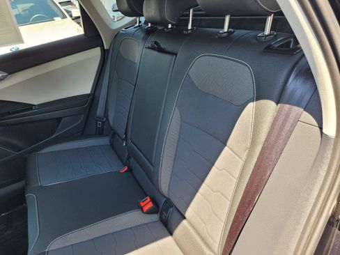 Certified 2025 Volkswagen Taos SE AWD/4WD image 14