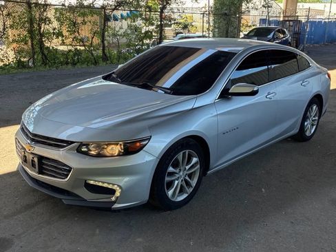 Used 2017 Chevrolet Malibu LT FWD image 1