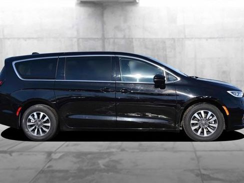 Used 2024 Chrysler Pacifica Select image 5