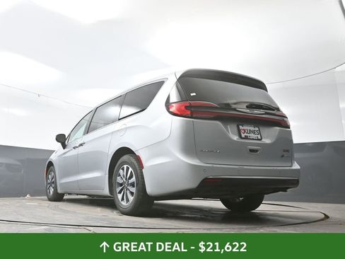 Used 2023 Chrysler Pacifica Touring-L FWD image 31
