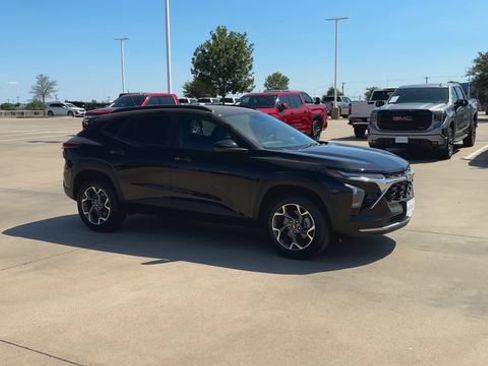 New 2026 Chevrolet Trax LT w/ LT Convenience Package FWD image 3