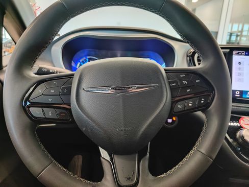 Used 2024 Chrysler Pacifica Limited FWD image 13