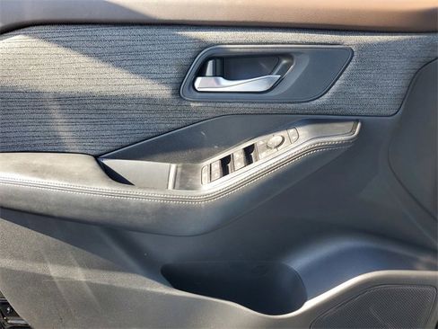 Used 2023 Nissan Rogue SV image 18