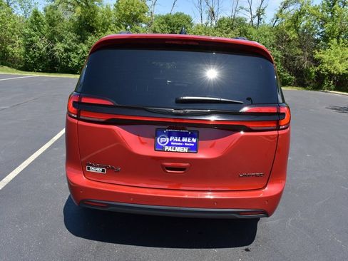 Certified 2025 Chrysler Pacifica Limited FWD image 5
