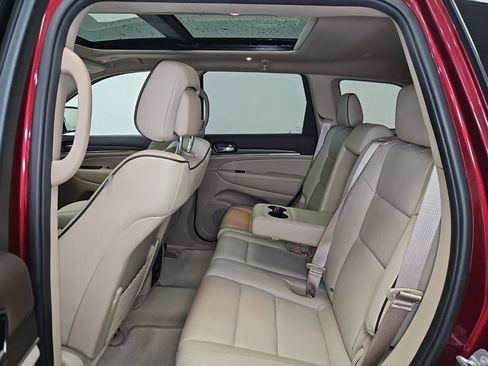 Used 2019 Jeep Grand Cherokee Overland AWD/4WD image 5