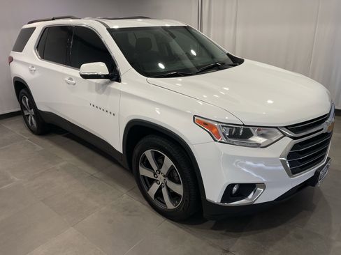 Used 2020 Chevrolet Traverse LT w/ LT Premium Package AWD/4WD image 3