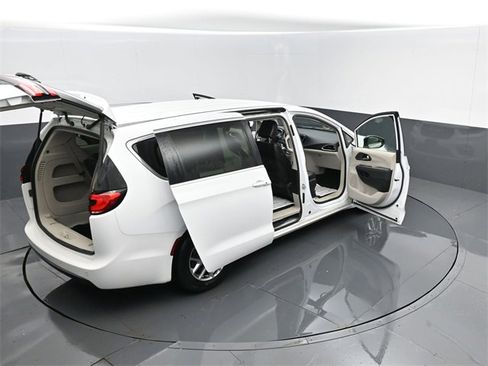 Used 2023 Chrysler Pacifica Touring-L image 26