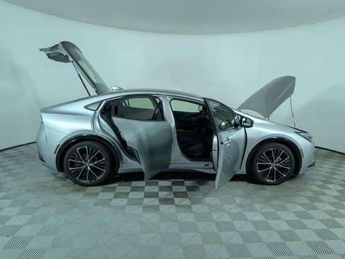 Used 2025 Toyota Prius XLE FWD image 9