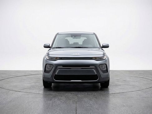 Used 2025 Kia Soul LX w/ LX Technology Package FWD image 2