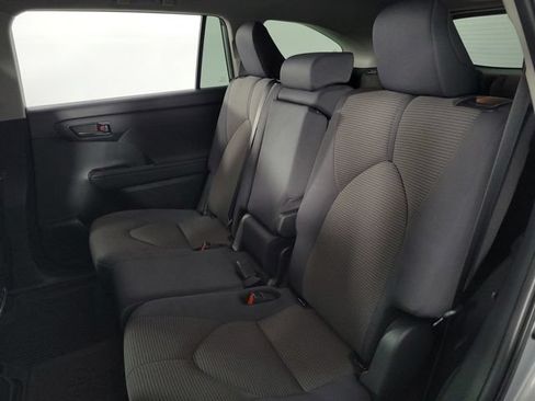 Used 2024 Toyota Highlander LE FWD image 18