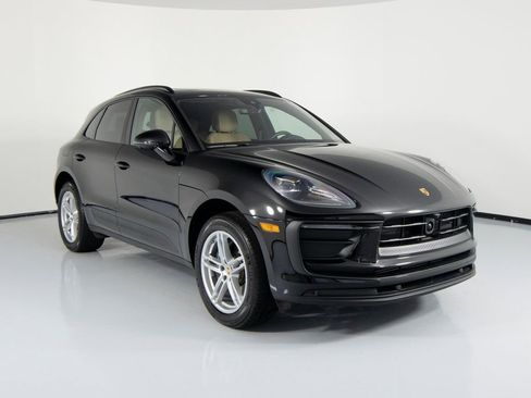 Certified 2025 Porsche Macan image 12