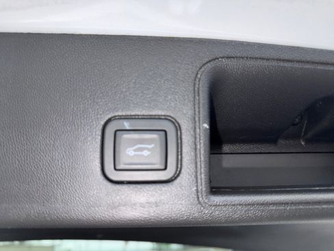 Used 2024 GMC Terrain SLT image 23