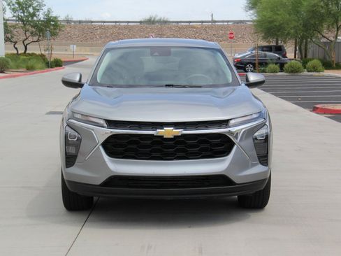 Used 2024 Chevrolet Trax LS w/ LS Convenience Package FWD image 2