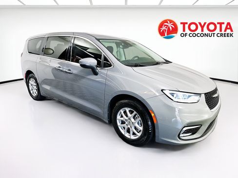 Used 2023 Chrysler Pacifica Touring-L FWD image 1