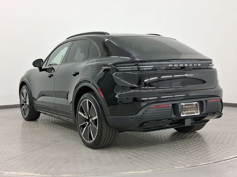 Used 2025 Porsche Macan Electric RWD image 3