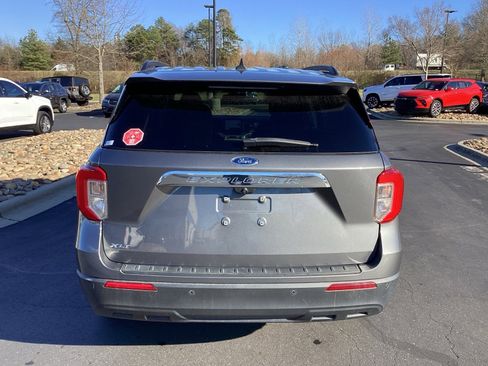 Used 2022 Ford Explorer XLT image 3