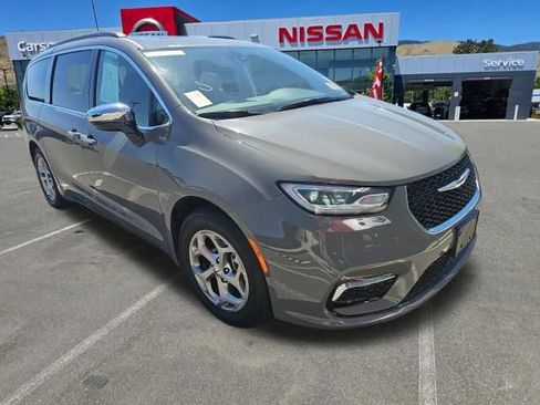 Used 2023 Chrysler Pacifica Limited FWD image 5