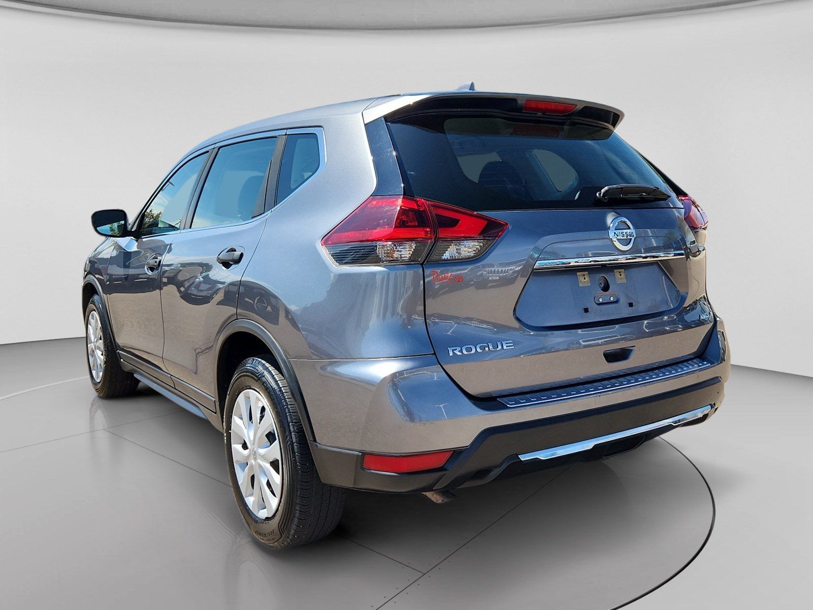 Used 2018 Nissan Rogue S AWD/4WD image 3